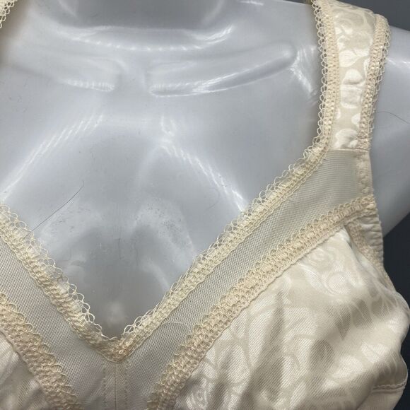 Playtex 18 Hour Bra 36B Beige No Wire Full Coverage Wide Straps Wireless 4693 - Picture 3 of 10